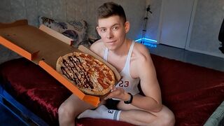 Wild food porn dreams. I eat my pizza with cum - 1 image