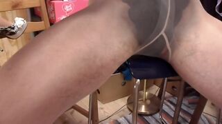 Stroking cock in Fabiani Seidenglanz 20 pantyhose in Muschel