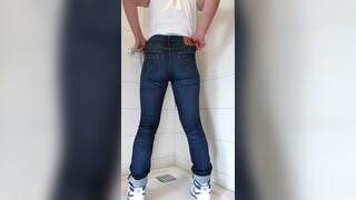 piss and jerk-off in my tight levis jeans