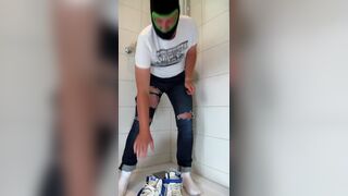 piss and jerk-off in my tight levis jeans