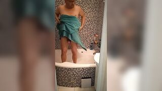 Amateur chubby guy in the shower - 1 image