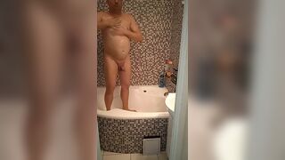 Amateur chubby guy in the shower