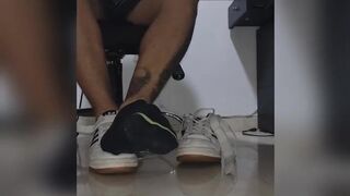 Student shows his FEET while in virtual classes - 3 image