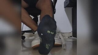 Student shows his FEET while in virtual classes - 4 image