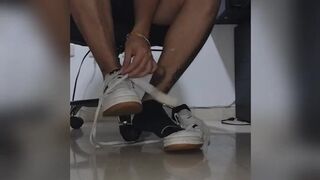 Student shows his FEET while in virtual classes - 5 image