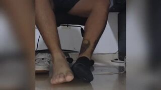 Student shows his FEET while in virtual classes - 9 image