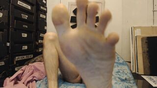 EDGEWORTH JOHNSTONE Big Bare Feet and Toe Closeup while Jerking off Naked - 13 image