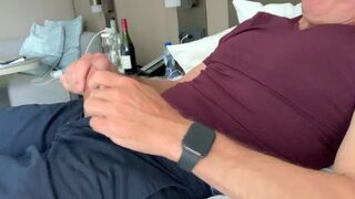 Masturbating in my hotel, I get naked, I cum by the window