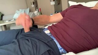 Masturbating in my hotel, I get naked, I cum by the window