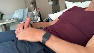 Masturbating in my hotel, I get naked, I cum by the window