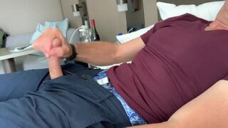 Masturbating in my hotel, I get naked, I cum by the window