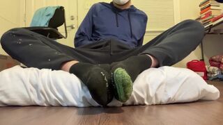 Twink Showing Soles and Jerking off in different Positions