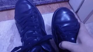 SWEATY SIZE 10 FEET IN LEATHER SHOES - 2 image