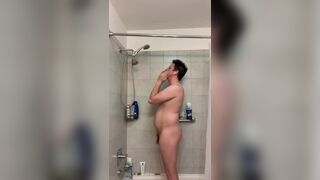 Noob rubbing dick in the tub - 11 image