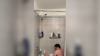 Noob rubbing dick in the tub
