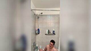 Noob rubbing dick in the tub - 15 image