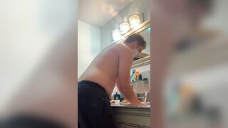 Noob rubbing dick in the tub - 2 image