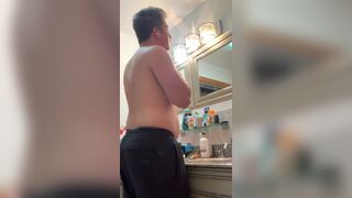 Noob rubbing dick in the tub - 5 image