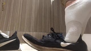 Public restroom bare feet - You never know what could be happening in the stall right next to you - 13 image