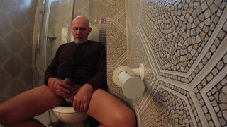 Restroom is to small - tired pee