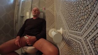 Restroom is to small - tired pee