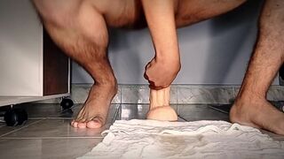 I pissed with so much pleasure, look how this dildo enters me until I cum