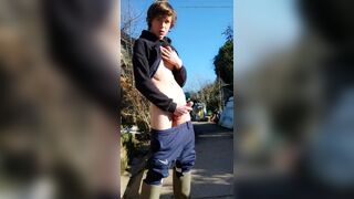 Little peasant who demands attention to maintain his ass ????