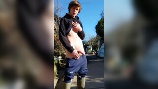 Little peasant who demands attention to maintain his ass ????