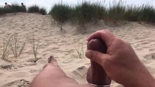 I let strangers watch me cum on the beach