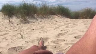 I let strangers watch me cum on the beach