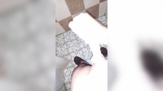 Handsome guy gets his whole body in a scarf and sends the video to his sugar mamy