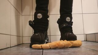 Buffalo Boots vs Baguette