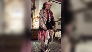 Dressed with a short black skirt with lace for a night out - 7 image