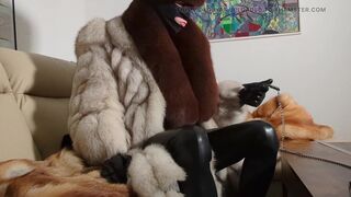 Hermelin - fur, boots and the scale. - 8 image