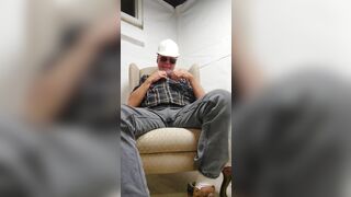 Construction dad fills in for boss - 5 image
