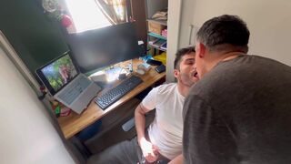 Amateur pornstar Lanutriaxxx masturbates in front of Manuel Keny and Juanfroe in a bareback threesome - 2 image