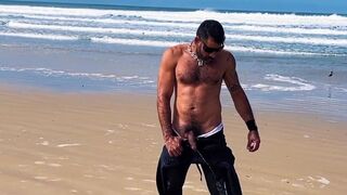 Watch Kinholiver and DropboyFloripa devouring surfer's brains on Florianopolis beach! - 1 image