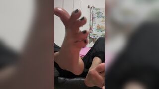 Watch how this amateur cutie Luminita_Femboy twerks her soles and takes off her feet