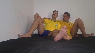 Nerd Lolzeiro goes wild with Brazilian fans during game, dirty talking included! - 1 image
