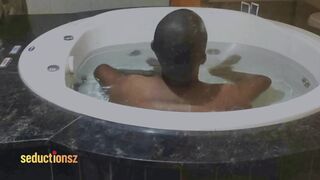 Ric Mineirinho goes wild in the bedroom, getting down and dirty with himself - 1 image