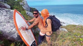 Ian Surfista gets a golden shower from a tourist with perfect ass and takes a hot load in his mouth - 13 image