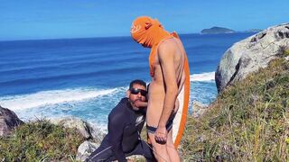 Ian Surfista gets a golden shower from a tourist with perfect ass and takes a hot load in his mouth - 15 image