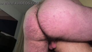 Sneaking into a guy's place for a wild night with his stunning beauty - Judoca Peludo and Jei Primer - 8 image