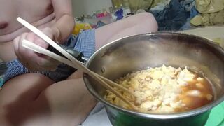 (07/30)eating instant noodle with scrambled eggs and drinking beer - 2 image