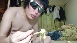 (07/30)eating instant noodle with scrambled eggs and drinking beer - 5 image