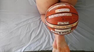 BIG booty with the BIG basketball!