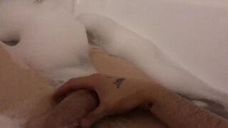 The guy jerks off taking a bath with foam - 1 image