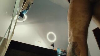 Tattooed guy play himself with big dildo - Porn Gay