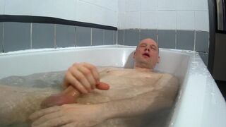 Kudoslong is naked in bath wanks and cums under water