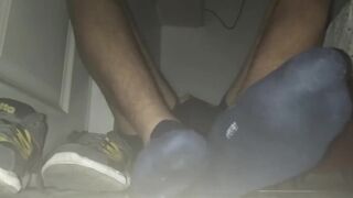 Blue sweaty socks and bare feet with cumshot - 7 image